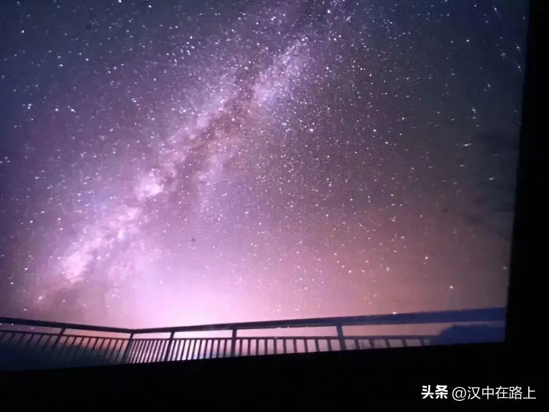 光之子高清壁纸：疲惫生活中的心灵慰藉，感受宁静与美好