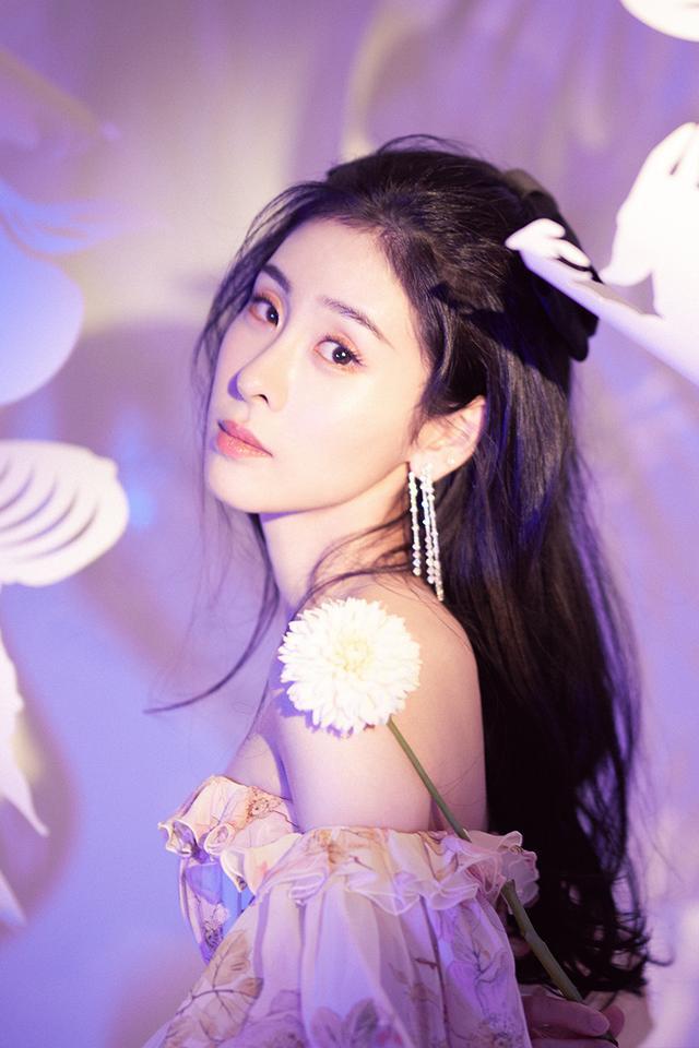 连衣裙皮裙配什么外套好看_连衣裙搭配皮衣_碎花连衣裙搭配皮外套