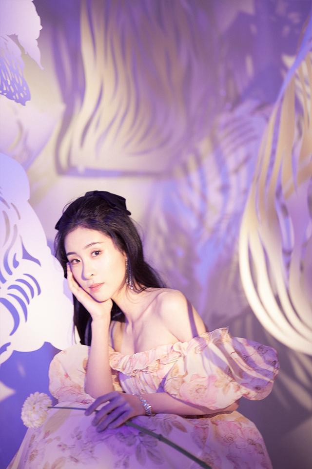 连衣裙皮裙配什么外套好看_连衣裙搭配皮衣_碎花连衣裙搭配皮外套