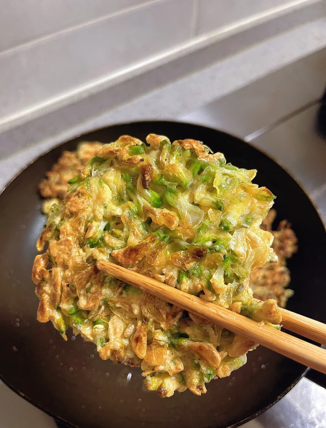 槐花饼的做法大全_槐花饼怎么烙好吃_槐花饼制作的过程
