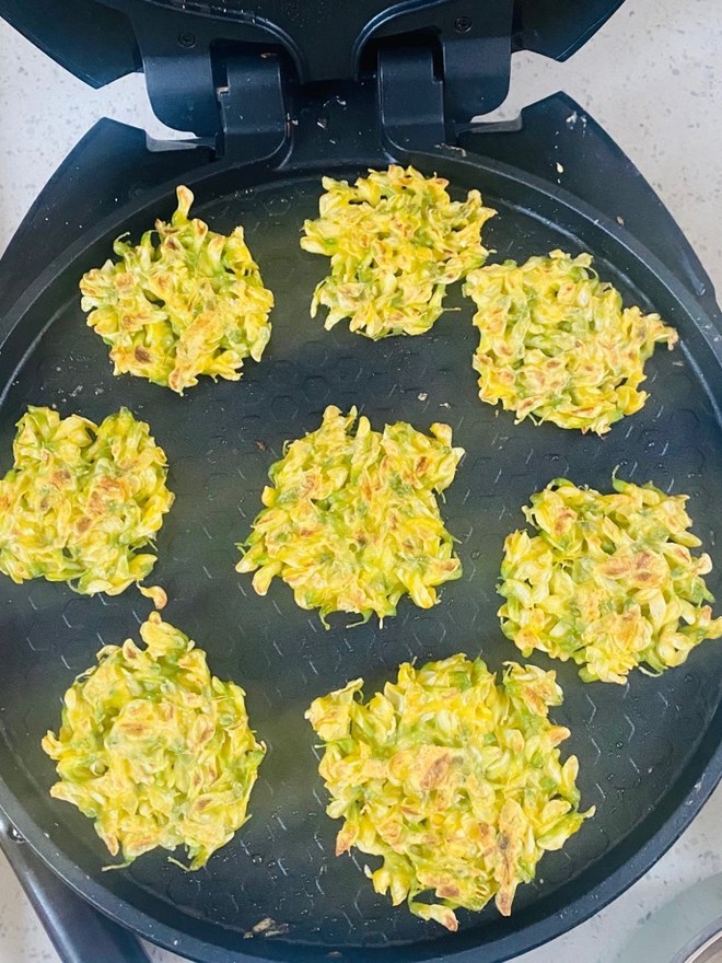 槐花饼怎么烙好吃_槐花饼制作的过程_槐花饼的做法大全