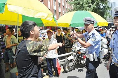 成都警察打人,成都警察打人事件引发社会关注，警方介入调查