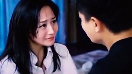 帅哥和美女睡觉亲嘴