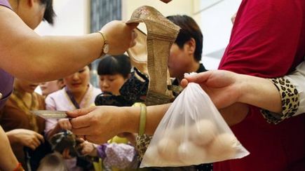 鸡蛋换胸罩,一个男生喝了一瓶水胸变大变成了女生