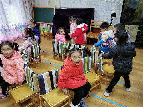 幼儿园板凳游戏,培养幼儿协调能力与创造力的趣味活动